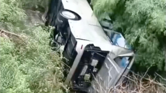 山西一载有学生车辆侧翻 已造成2人死亡