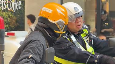 "好好生活"上海交警和外卖小哥并排聊了很久