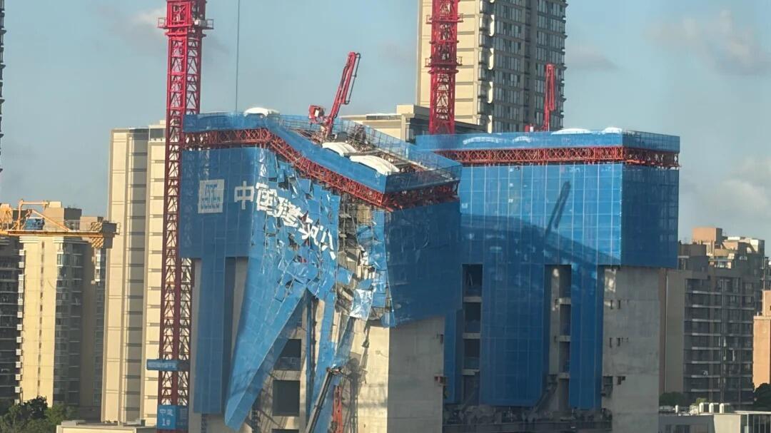 京东上海总部大楼“歪”了？记者去现场看了