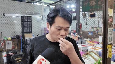 商贩现场吃杨梅力证没问题 还教如何辨别“泡药杨梅”