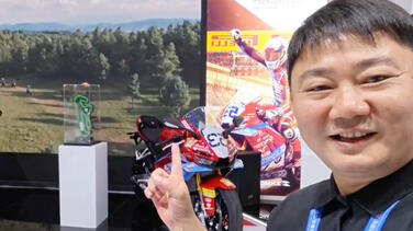 张雪剪头发了！携820RR与首座冠军奖杯参展