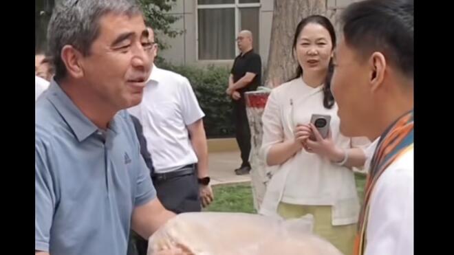 上海援疆干部返沪 喀什群众带着自家做的馕送别