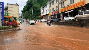 暴雨致湖南桑植城区内涝 消防紧急排涝抢险