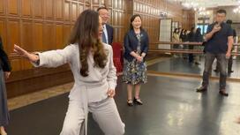 有模有样！武契奇夫人在上海学起中国功夫！