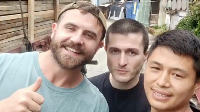 货车司机搭载外国博主：一开始担心他们是间谍