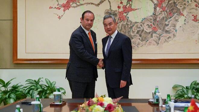 王毅外长与巴拿马外长会面 当面要求：保护中企