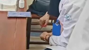 名医让儿子代诊致女子流产 遭质问仍自顾剪脚趾甲