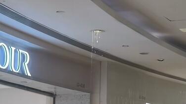 商场内下起“雨” 商场回应是消防管道漏水