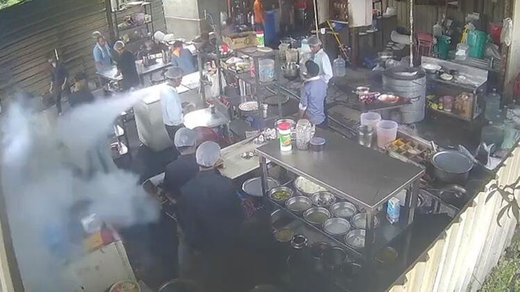 印度一后厨冰箱爆炸击中厨师 监控拍下恐怖过程