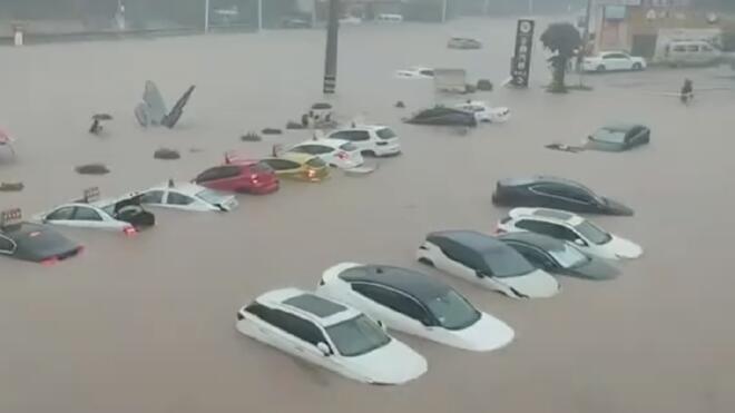 高考首日 重庆合川遭暴雨突袭 水没过车顶！
