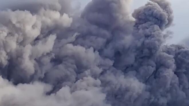 日本樱岛火山喷发 大量火山灰飘到市中心！