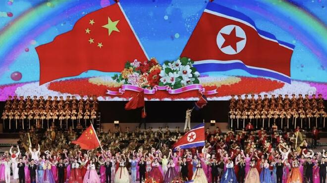中朝两国领导人共同观看文艺演出 频频鼓掌致意
