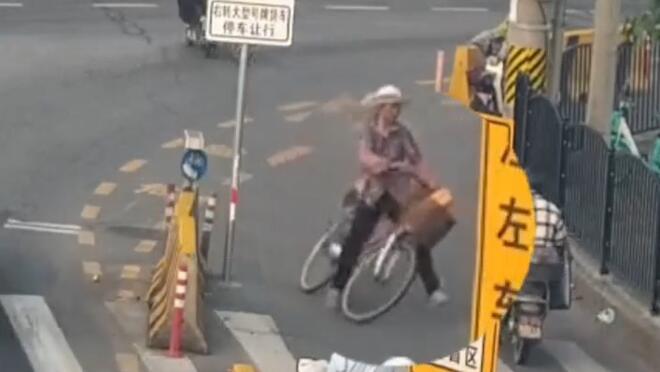 老人骑车逆行摔倒怪别人 交警：老人全责