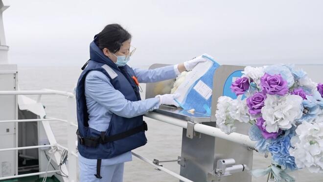 一天鞠躬270次！"00后"女生成海葬代撒人