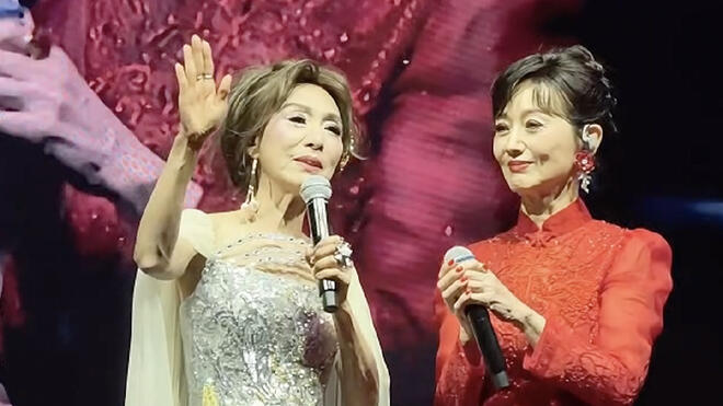 70岁也还是闯的年纪！米雪演唱会上唱跳《APT.》