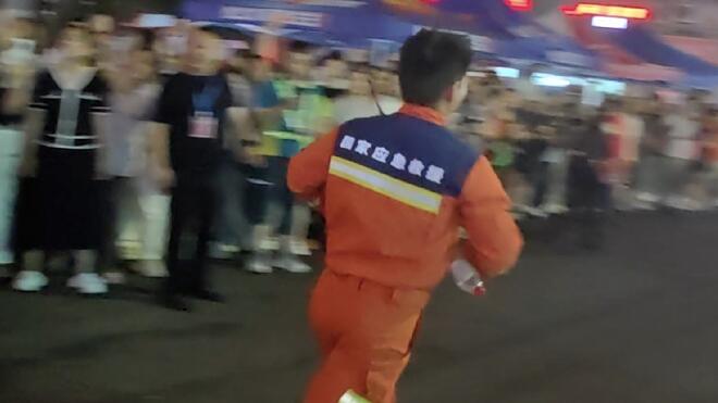 彭水民众夹道感谢救援官兵 东西塞满怀都拿不下
