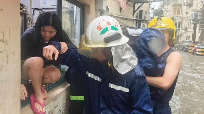 上海暴雨积水 一对母子困屋内获救