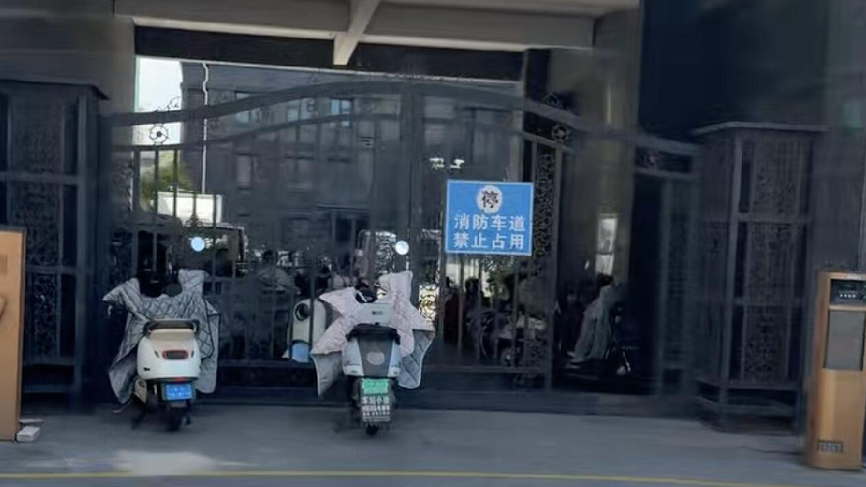 连云港火灾母女坠楼 事发小区消防通道仍停满车