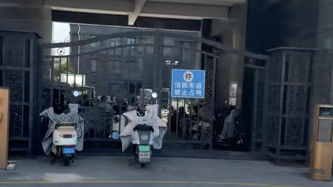 连云港火灾母女坠楼 事发小区消防通道仍停满车