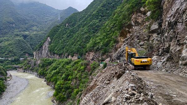 国道108秦岭山区段发生山体塌方