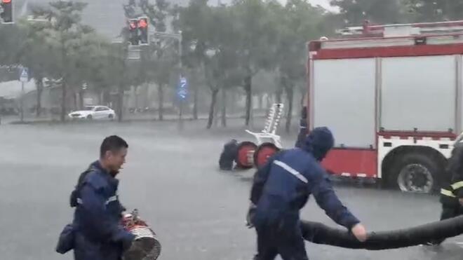 受台风影响龙耀路地铁站积水 消防部门正在处置