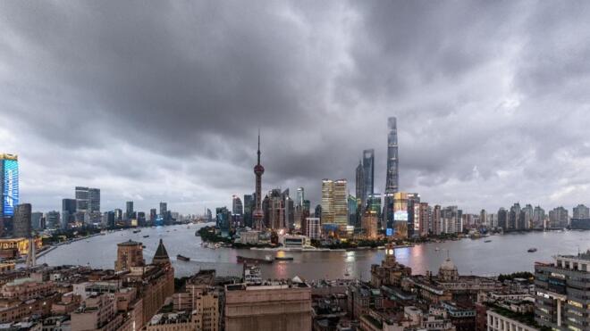 “白海豚”持续影响上海 记者直击外环一路段排水