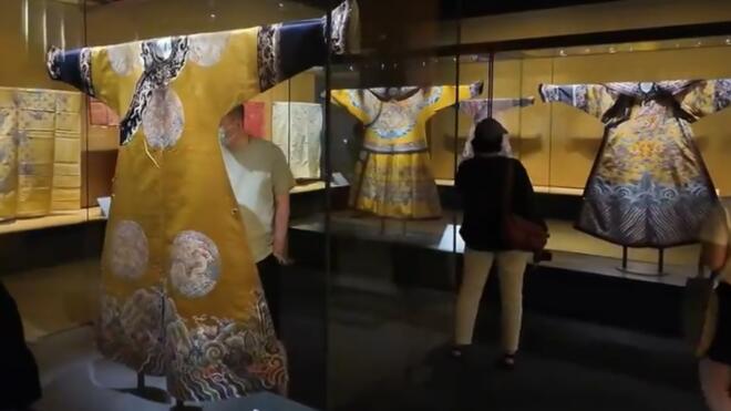 听国乐穿“龙袍” 近距离感受清宫帝后服饰