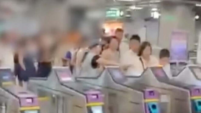 香港地铁发生冲闸逃票 36个人仅用10张票过闸