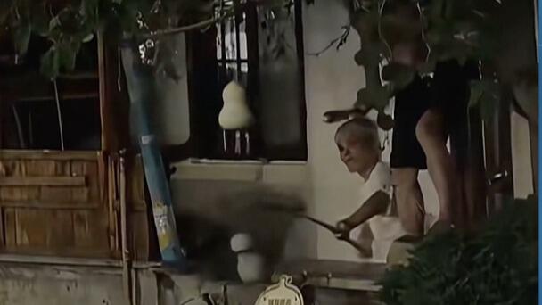 “葫芦爷爷”被迫剪掉葫芦 专家：他有权说不！