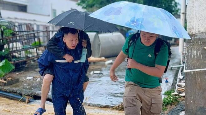 保亭消防暴雨夜救援：6人脱险 500余人安全转移