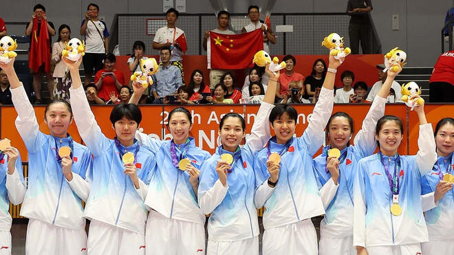 中国女排横扫日本队夺冠 王奥芊：为国争光很荣幸