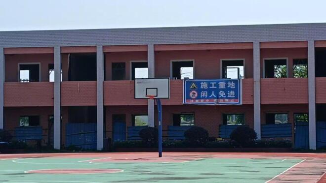 捐建教学楼烂尾13年 重修为何依旧受阻？