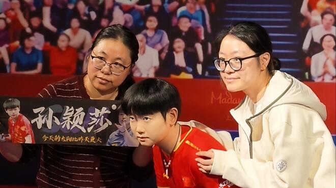 孙颖莎重返女单世界第一 球迷从各地赶来上海打卡蜡像