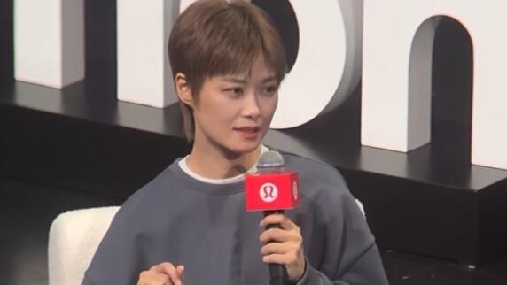 李宇春自曝学轮滑被外卖小哥“看不起”