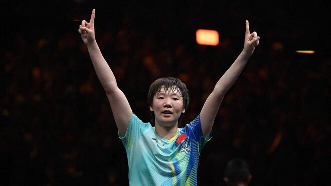 18天拿下五冠! 王曼昱双手比1庆祝双冠王