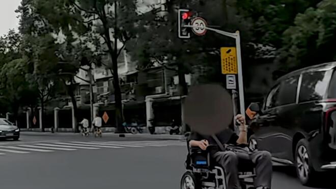 老年代步车车流中乱穿被查 交警上门找到涉事人