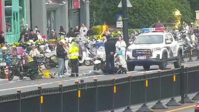 上海街头民警屈膝俯身 只为让她舒服点