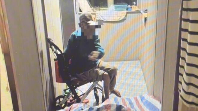 90岁老人有3孩却睡楼道！小女儿拿卖房钱不管？