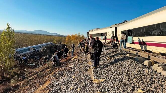 西班牙高速铁路列车相撞造成至少46人死亡