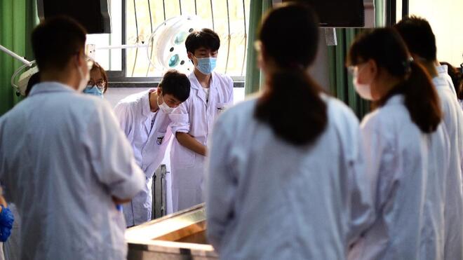 敬畏无言良师是医学生的第一课