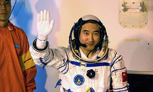 太空行走第一人翟志刚在2008年9月25日至28日的神舟七号飞行任务中,翟
