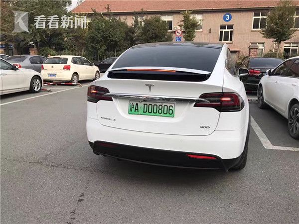 上午九点,上海第一块新能源汽车号牌在车管所一分所发放