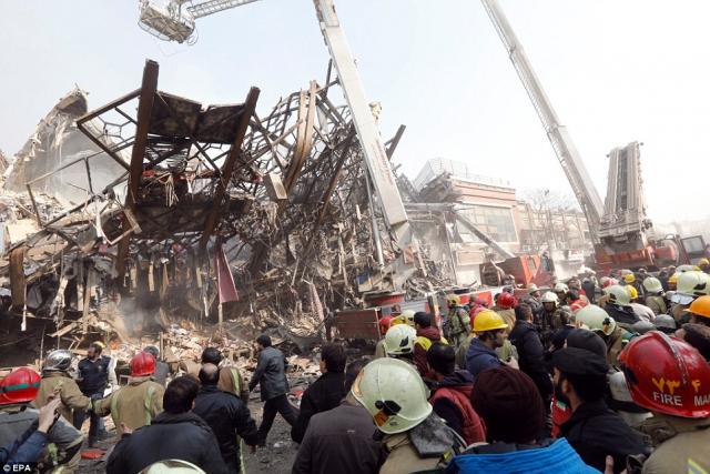 伊朗最老商业大楼起火烧4小时后垮塌至少30名消防员遇难如同911再现
