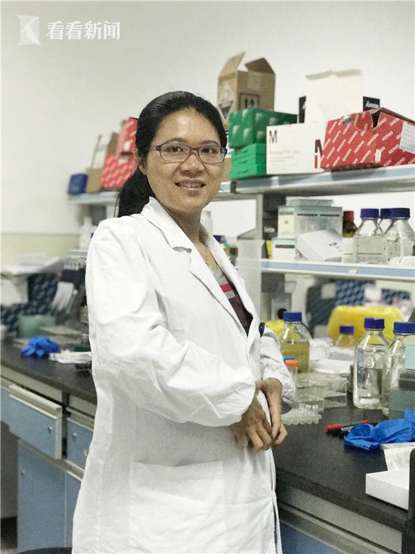 郑英霞在实验室里 这是她每天工作的地方检验科的工作难免会接触病人