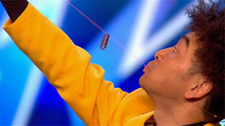 视频|吓呆了!日本魔术师吞完气球吞刀片 最后全部完整吐出来