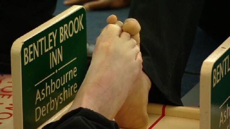 视频视频丨谁的脚趾更有力脚趾相扑赛使出吃奶力气只为掰倒对脚