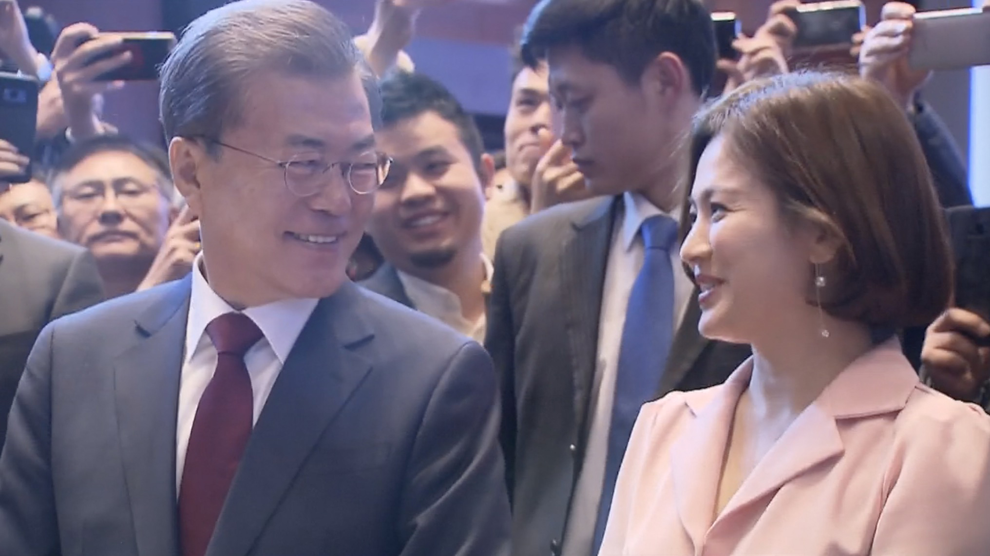 视频文在寅访华带来半个韩国娱乐圈女星宋慧乔婚后首秀为总统站台