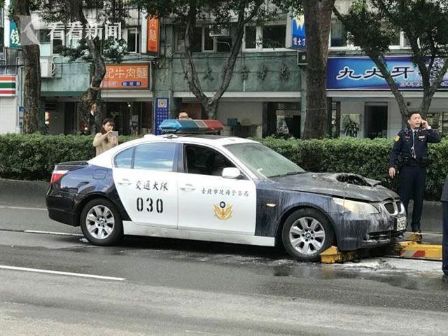 马英九开路警车自燃引擎盖烧破一个大洞