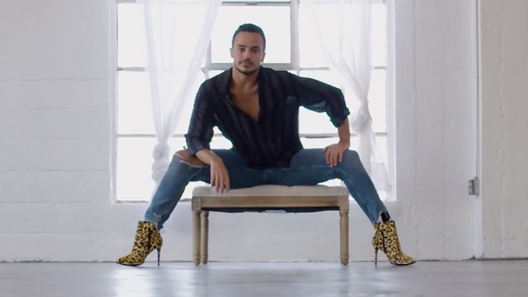 视频这名男子选择穿高跟鞋跳舞迷人舞步征服世界