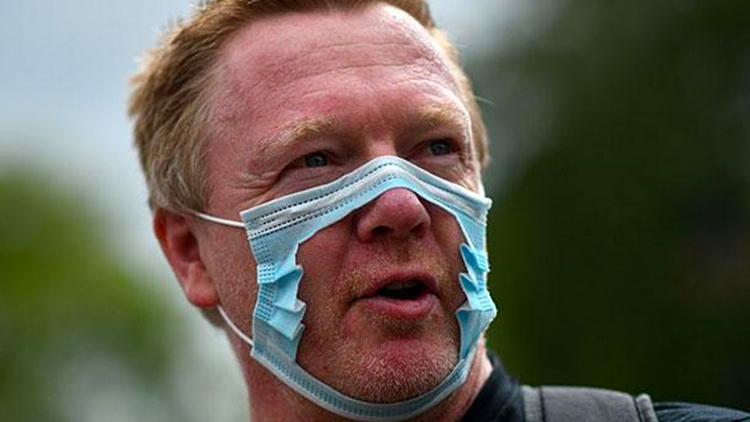 戴乌鸦面具口罩剪破洞英国爆发"反口罩"示威看现场